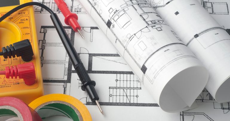 Elektrotechnische Fachberatung auf einer Baustelle