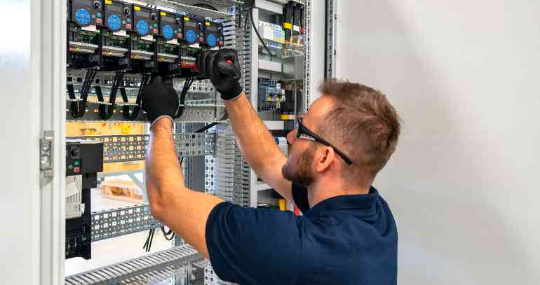 Elektrotechniker arbeitet an einer professionellen Schaltanlage